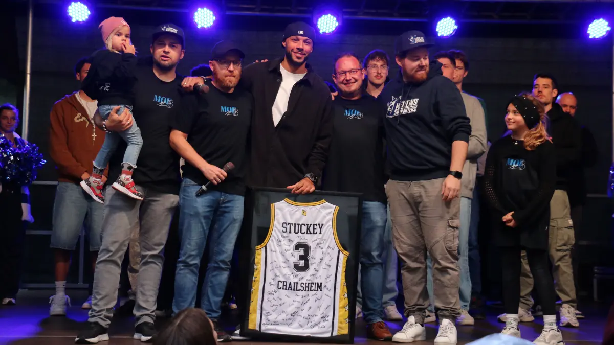 Maurice Stuckey erhielt von den Merlins-Supporters als Abschiedsgeschenk ein Jubiläumstrikot mit seinem Namen und seiner Rückennummer, auf dem viele Fans unterschrieben hatten. Stuckey spielte sieben Jahre lang für die Zauberer und beendet nun seine Karriere.