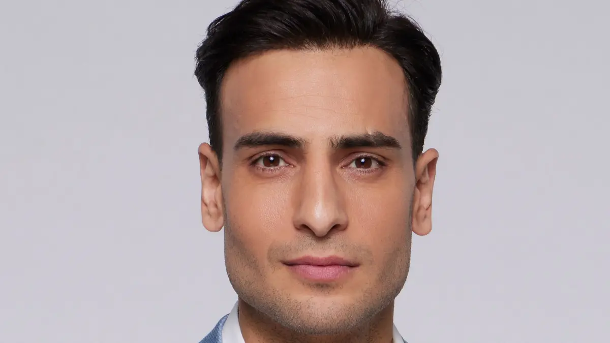 Nihat (Timur Ülker) bekommt eine weibliche Serienrolle einfach nicht mehr aus dem Kopf.