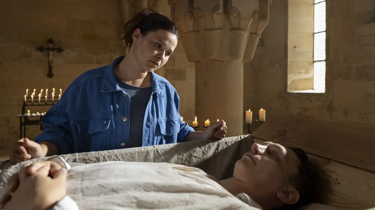 Lisa (Anna Fischer) rätselt, was der Tod von Tassilo Hoferichter zu bedeuten hat.