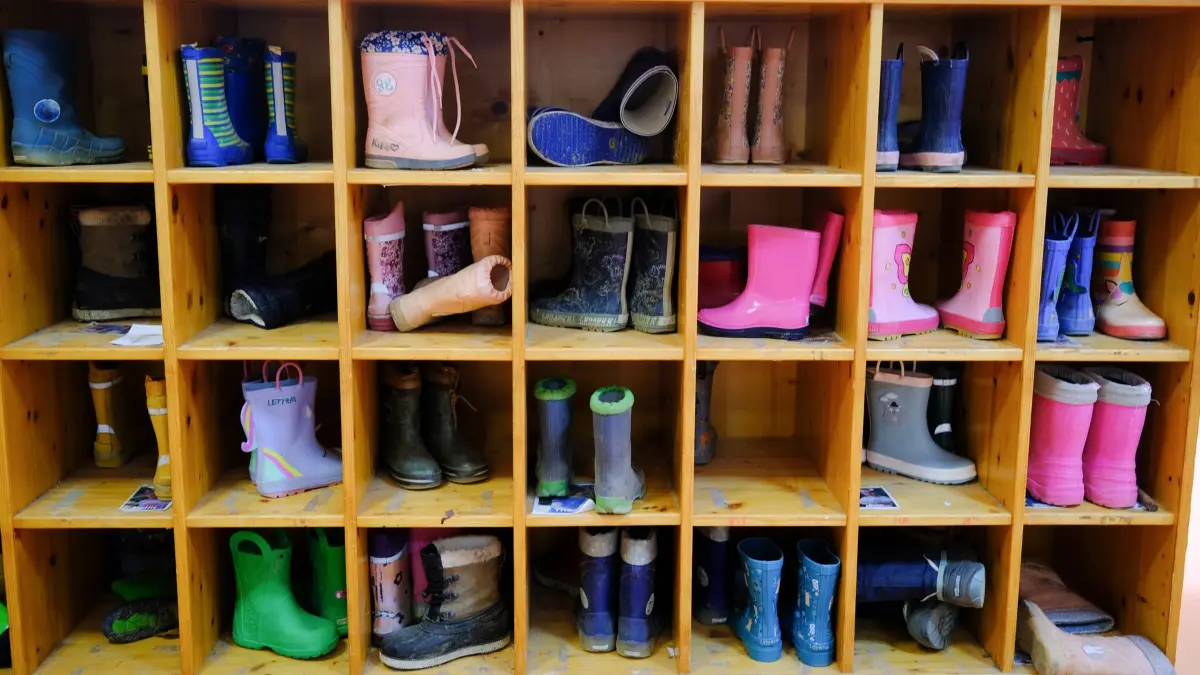 Kindergarten: PRODUKTION - 05.05.2026, Baden-Württemberg, Stuttgart: Kinderstiefel stehen in einem Kindergarten in einem Regal. (zu dpa: «Kita-Kommission: Unzufriedenheit auch in der Koalition») Foto: Bernd Weißbrod/dpa +++ dpa-Bildfunk +++