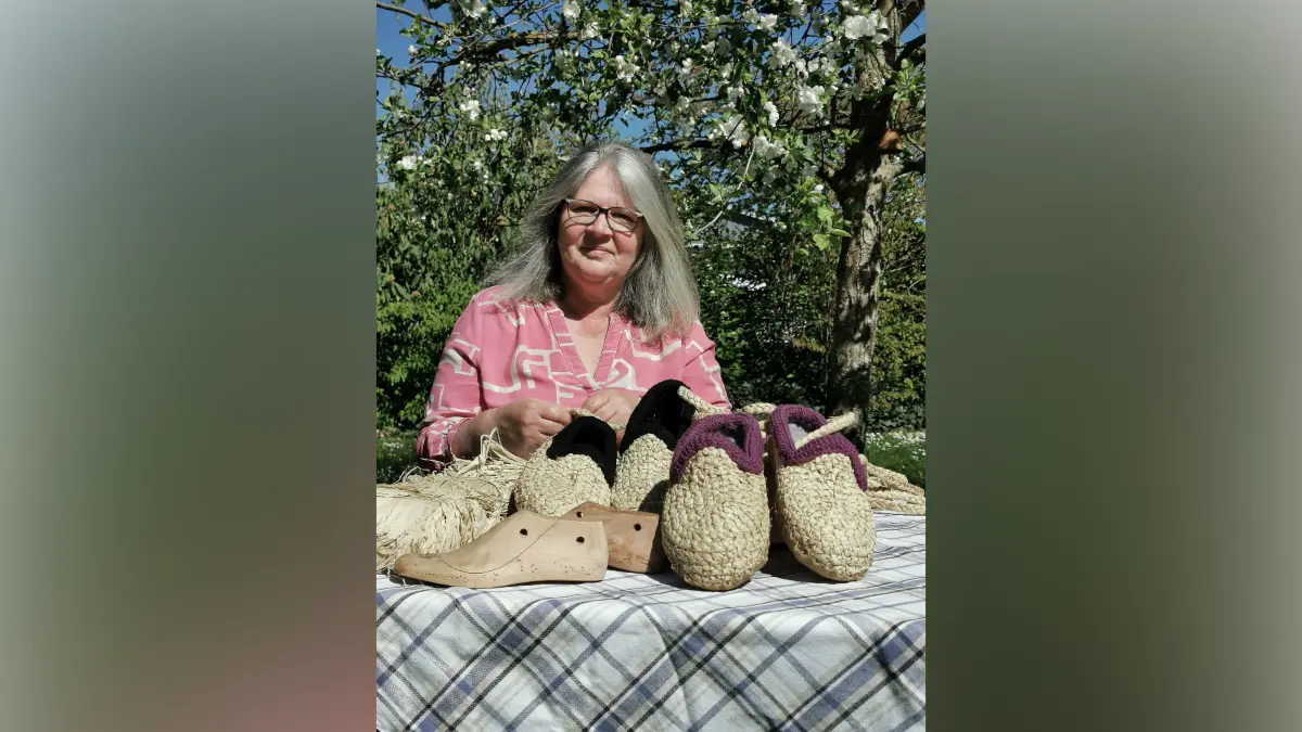 Carmen Halder flicht Strohschuhe, die früher in bäuerlichen Wohnstuben getragen wurden.