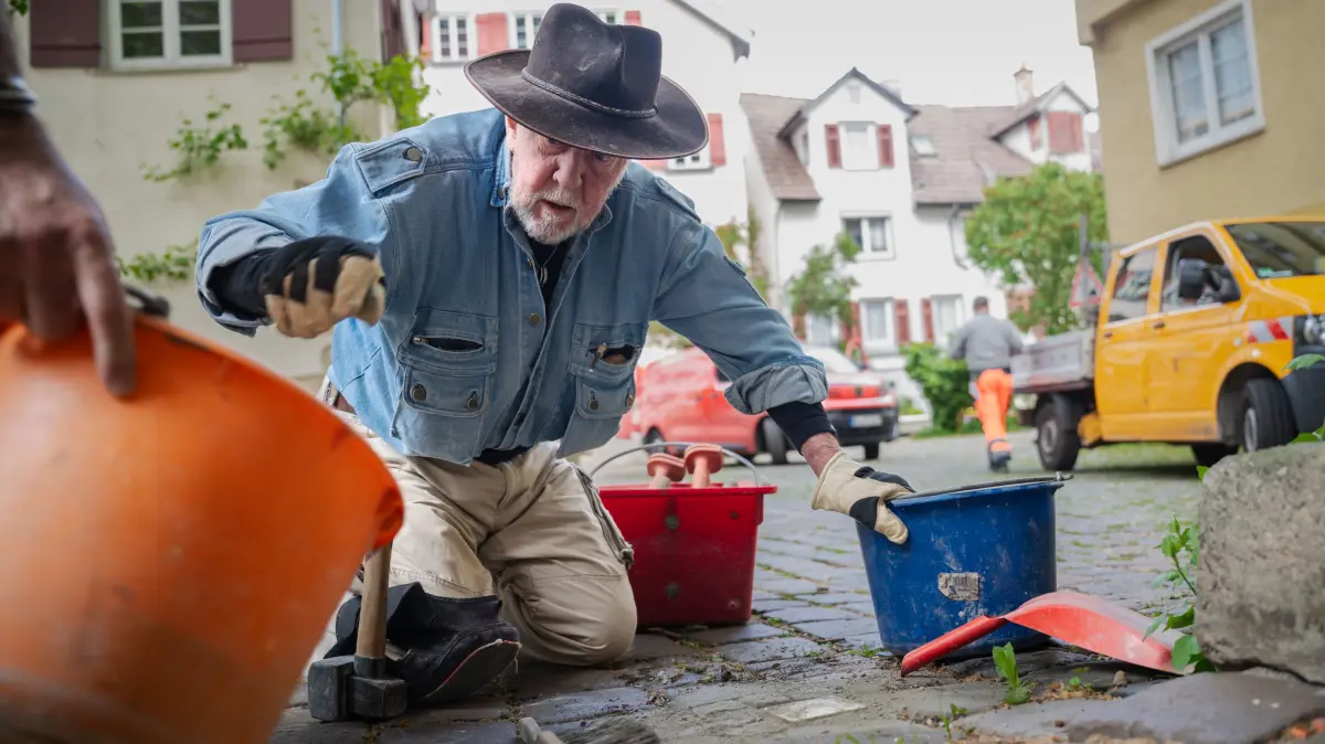 Der Kölner Künstler Gunter Demnig verlegte in Tübingen mehrere Stolpersteine, unter anderem einen vor dem Haus Neustadtgasse 8 hinter dem Tübinger Stadtmuseum. Dort wird an Traugott Baumann gedacht, der als KPD-Mitglied verhaftet und ins KZ Heuberg gebracht wurde.