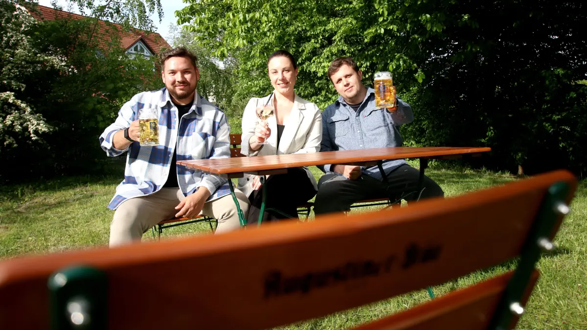 Naugarten Biergarten am Naubad in Langenau von links: Batuhan Arabaci, Nicole Bekavac und Benjamin Wojtowicz