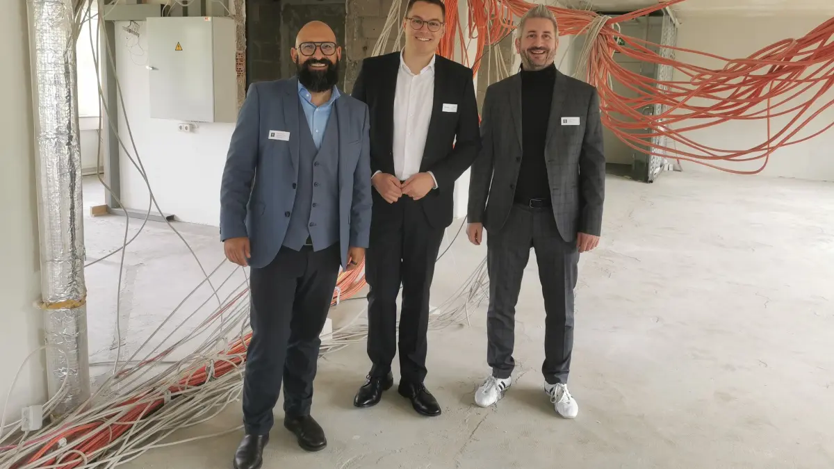 Die Bitbase-Group zieht von Reutlingen nach Eningen: (von links) José Enrique Gòmez-Asbeck, Bürgermeister Eric Sindek, Volker Baisch.
