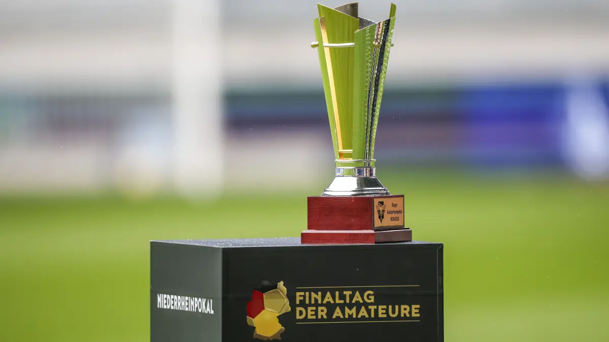 Fußball: Pokal Niederrhein, MSV Duisburg - Rot-Weiss Essen, Finale, Schauinsland-Reisen-Arena. Der Siegerpokal für den Pokalsieger am Niederrhein steht auf einem Sockel mit der Aufschrift „Finaltag der Amateure“. +++ dpa-Bildfunk +++