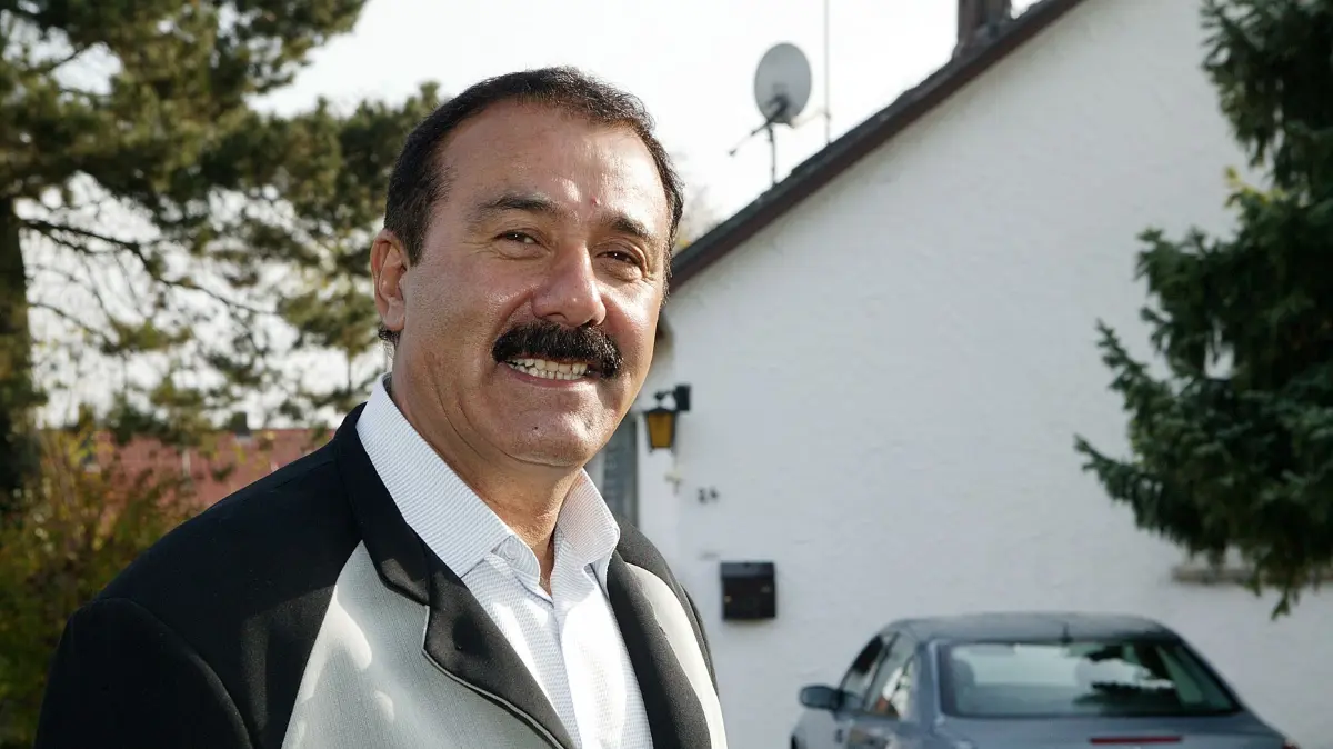 Ali Polat: Vorsicht: Dieses Foto ist möglicherweise nur für den einstigen Verlag Schwäbisches Tagblatt verwendbar. Taxi Ali Polat Nordstetten 11.11.2005. Bild: Kuball