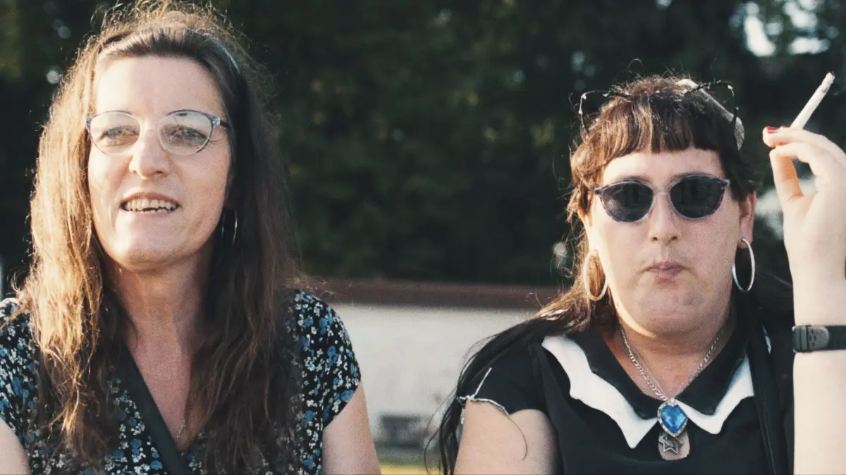 Funja und Melina sprechen in Douglas Wolfspergers Dokumentarfilm "Denn dieses Leben lebst nur du" über die Reaktionen ihrer Familien auf ihr Outing.