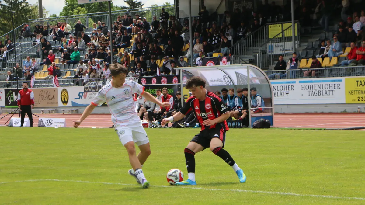 Endspiel um die Süddeutsche Meisterschaft im Crailsheimer Schönebürgstadion zwischen Eintracht Frankfurt und dem FC Bayern München (weiß).