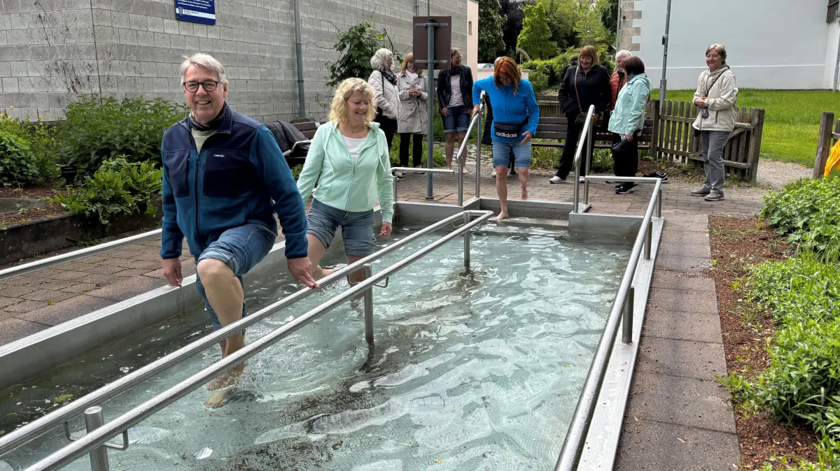 Kneipp-Experte Alwin Rager beherrscht den in der Hechinger Wassertretanlage geforderten Storchengang exzellent. die Vereinsvorsitzende Ursula Rose fremdelt noch etwas damit. Aber die Saison hinter der Stadthalle "Museum" ist ja noch lange und dauert bis September.