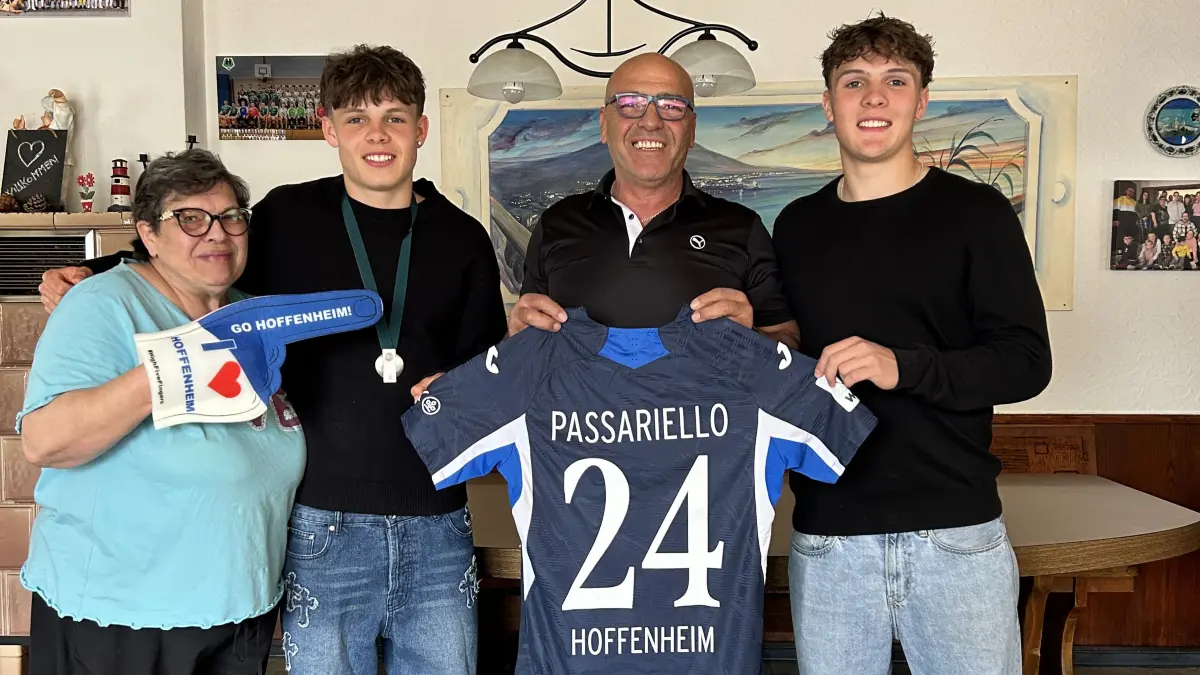 Samuel Passariello (Zweiter von links) feierte mit seiner Tante Lucia, seinem Vater (Mitte) und seinem älteren Bruder Federico seine Vizemeisterschaft.