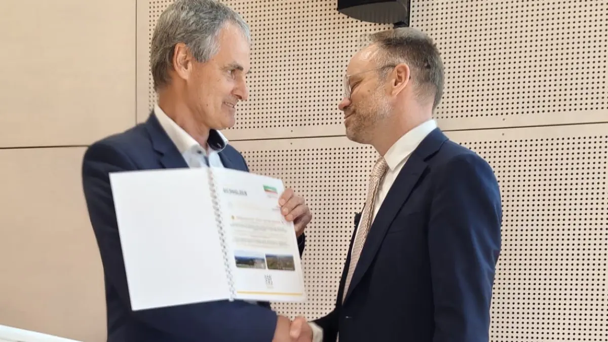 Dornhans Bürgermeister Markus Huber (links) überreichte im Namen aller OBs und Bürgermeister im Landkreis Rottweil ein Gutscheinbuch an Christoph Keckeisen. Jede Kommune hatte etwas beigesteuert.