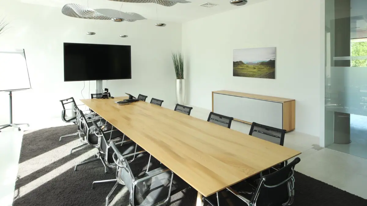 Die „New Work Station“ in Ulm bietet Meetingräume, private Büros, einen offenen Arbeitsbereich und Flex Desks.