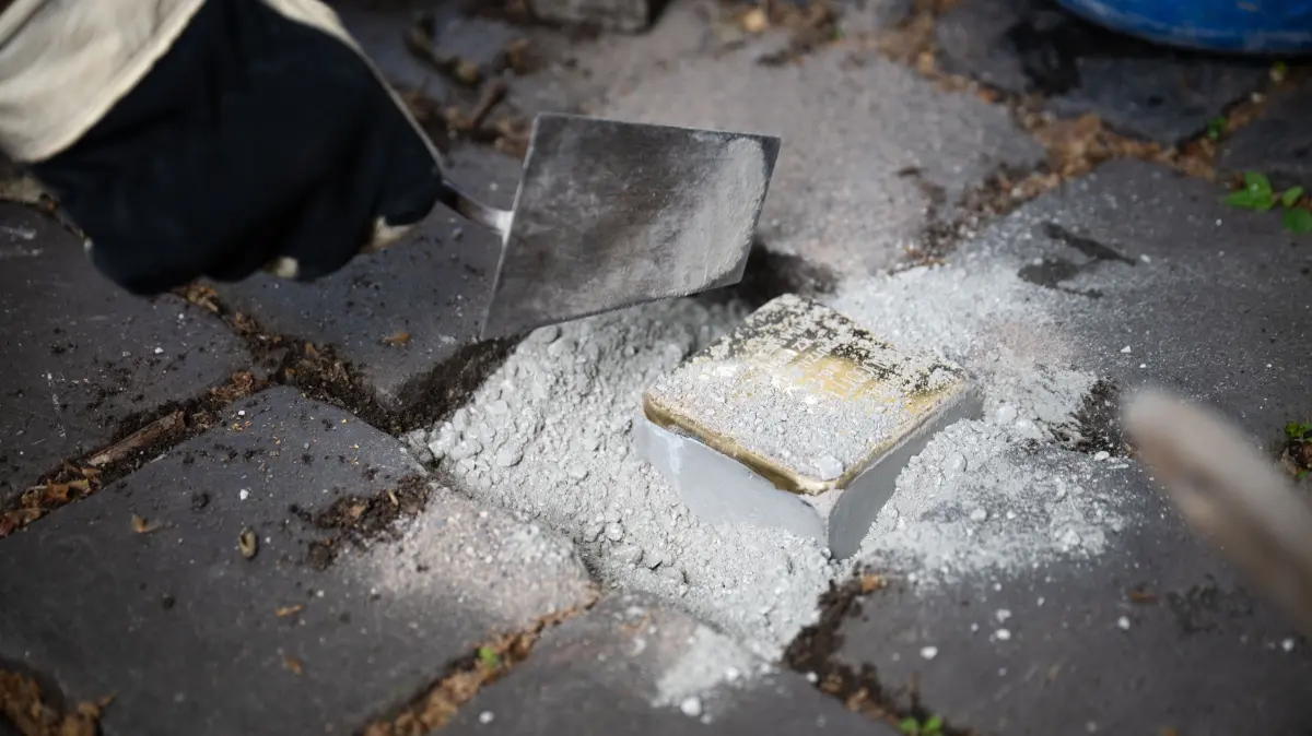 Der Kölner Künstler Gunter Demnig verlegte in Tübingen mehrere Stolpersteine, unter anderem einen vor dem Haus Neustadtgasse 8 hinter dem Tübinger Stadtmuseum. Dort wird an Traugott Baumann gedacht, der als KPD-Mitglied verhaftet und ins KZ Heuberg gebracht wurde.