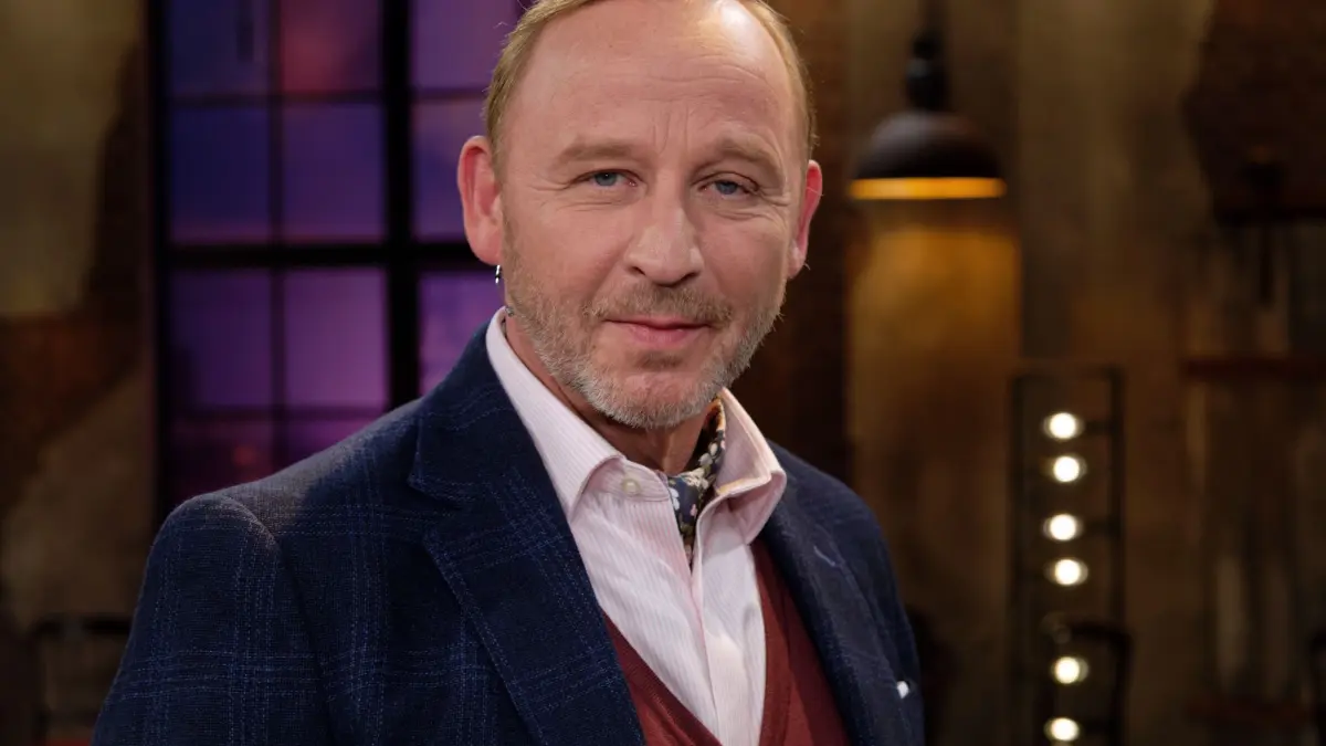 Alexander Held: ARCHIV - 08.02.2019, Nordrhein-Westfalen, Köln: Der Schauspieler Alexander Held steht nach der Aufzeichnung der WDR Talkshow Kölner Treff im Studio. Der Film- und Fernsehschauspieler Alexander Held ist tot. Er sei mit 67 Jahren bereits am 12.05.2026 gestorben, teilte der eng mit ihm befreundete TV-Produzent S. Burgemeister der Deutschen Presse-Agentur mit. Foto: Henning Kaiser/dpa +++ dpa-Bildfunk +++