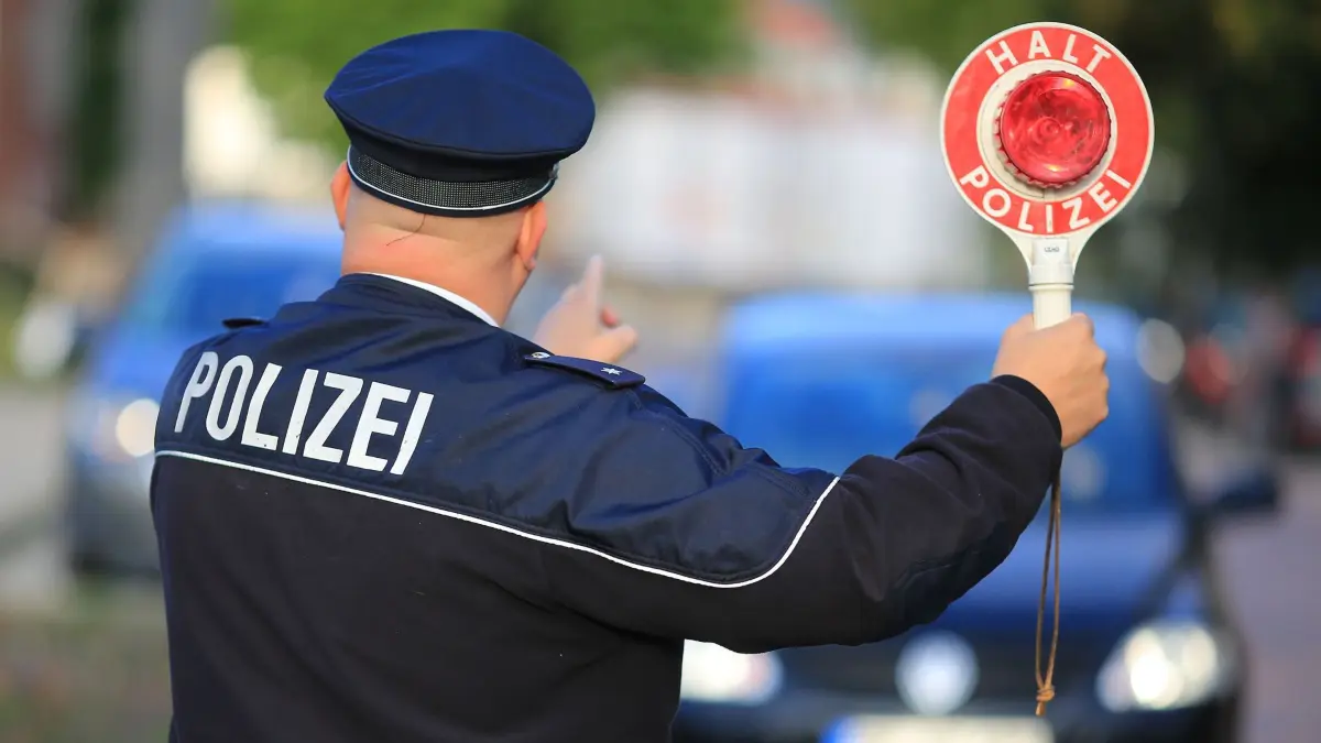 ARCHIV - 15.08.2016, Sachsen-Anhalt, Wolmirstedt: Bei einer Verkehrskontrolle hält ein Polizist eine Kelle in die Höhe. Auf dem Darß verfolgte die Polizei jetzt einen Autofahrer, konnte ihn aber nicht stoppen. (zu dpa: «Flucht vor Polizei endet auf dem Darß mit einem Unfall») Foto: Peter Gercke/dpa/dpa-tmn +++ dpa-Bildfunk +++