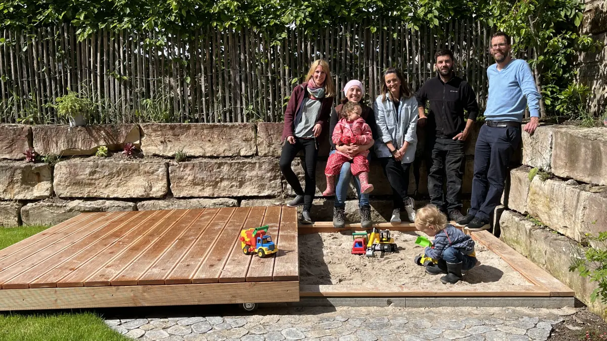 Die Entringer Krippengruppe Rasselbande hat einen neuen Spielplatz. Die Eltern haben ihn selbst gebaut.