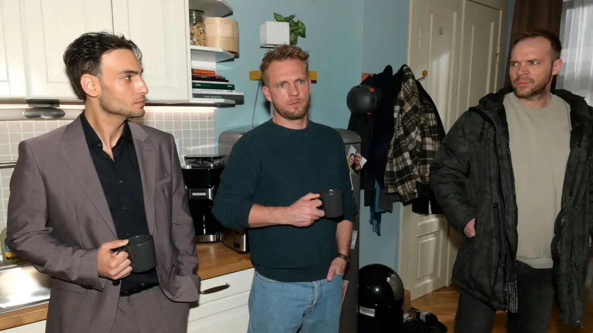 Nihat (Timur Ülker, l.) muss hinnehmen, dass Erik (Patrick Heinrich) wieder in der WG lebt. Paul (Niklas Osterloh) hat das entschieden.