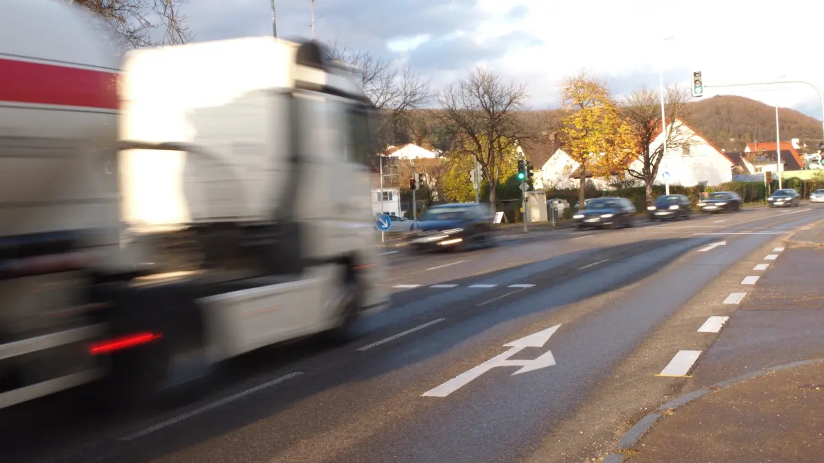 Bahnhofskreuzung in Schelklingen Ehinger Straße Bundesstraße 492: Baden-Württemberg, Ulm : Bahnhofskreuzung in Schelklingen, Bundesstraße 492