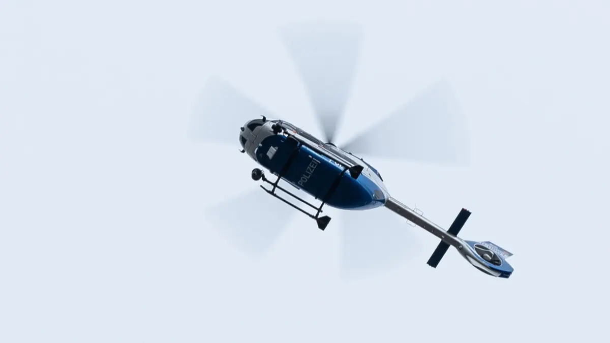ARCHIV - 14.01.2023, Baden-Württemberg, Freiburg im Breisgau: Ein Polizeihubschrauber fliegt vor Beginn einer Entschärfung einer Fliegerbombe über das Evakuierte Gelände. (Symbolbild) (zu dpa: «Große Suchaktion nach Unfall: Wo ist der geflohene Fahrer?») Foto: Silas Stein/dpa +++ dpa-Bildfunk +++