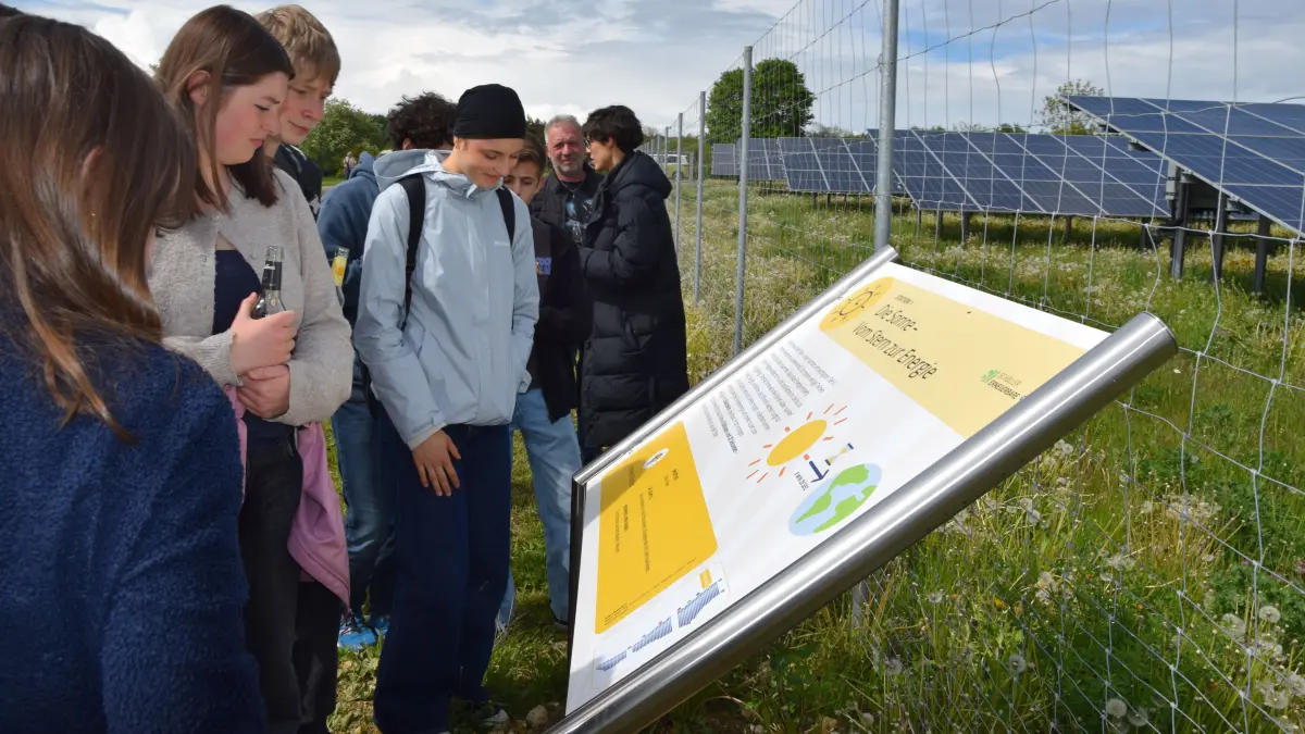 Interessiert erkunden die Schüler des Münsinger Gymnasiums die erste Station "Die Sonne - vom Stern zur Energie" des neuen Solarlehrpfads in Buttenhausen. Mit Stock und Stein kann dort eine Sonnenuhr gebaut werden.