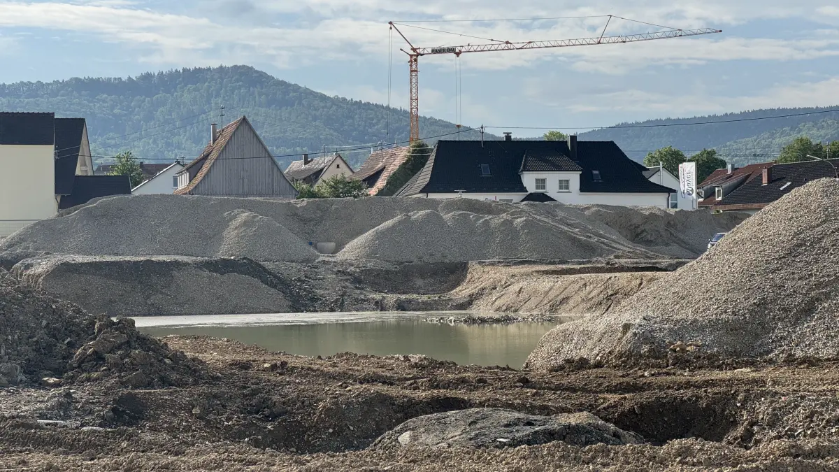 Das neue Gebäude, das im Bereich des ehemaligen Kesselhauses entstehen soll, ist auf das Wohnen für Senioren zugeschnitten. (Unser Foto entstand während der Rückbauarbeiten am 5. Juni 2024.)