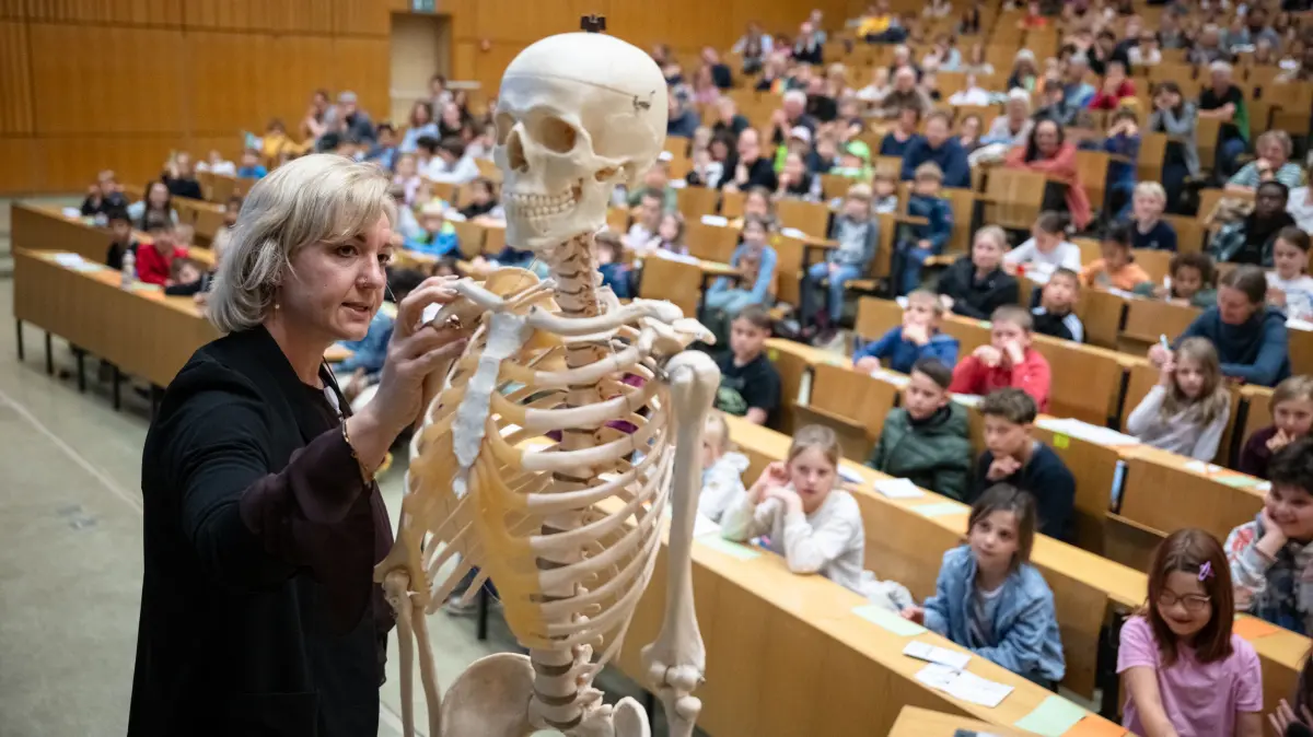 Warum tut es weh, wenn ich mich verletze? Das erklärte Caroline Rometsch von der Abteilung für Psychosomatische Medizin und Psychotherapie bei der Tübinger Kinder-Uni im vollen Hörsaal des Kupferbaus.