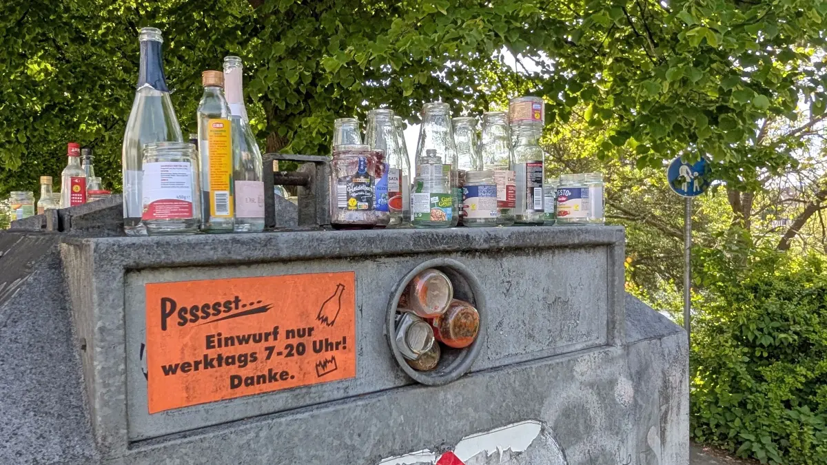 Altglascontainer Glas Weißglas Altglas Container Tübingen Uhlandstraße