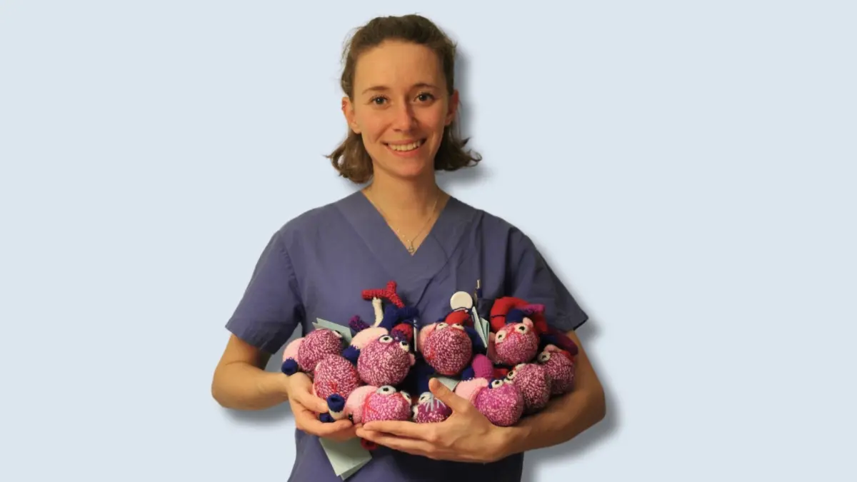 Mareen Kraft, Assistenzärztin an der Uniklinik Tübingen, häkelt Herzmodelle aus Wolle