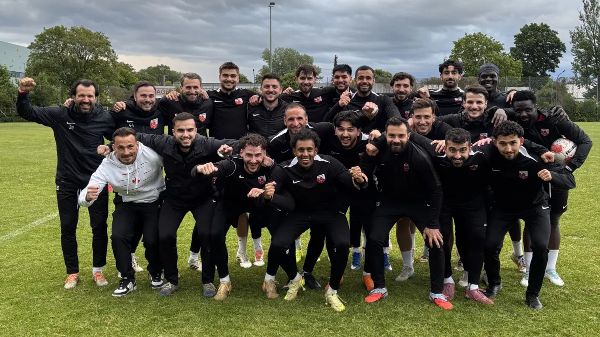 Türkspor Neu-Ulm, Landesliga-Meister 2026, Vorne von links: Sportlicher Leiter Salvatore Marino, Ediz Demirkiran, Alen Kenjar, Ediz Özer, Awet Kidane, Adilcan Yigit, Burak Tastan, Georgios Sarigiannidis, Onur Mutlu, Telat Arayan, Maxwell Owusu, Mustafa Onur CumurOben von links:Alper Bagceci, Trainer Florian Peruzzi, Co-Trainer Antonio Pangallo, Stefan Ilic, Özhan Aksoy, Amer Dedic, Baris Durmus, Umut Sönmez, Eren Aksoy, Deniz Erten, Andrew OwusuEs fehlen:Caner Kazan, Ismaila MansalyNgum, Puya Haghighat, Yavuz Tuna, Nikola Stojnovic, Tobias Weibler, Giuliano Santoro, Karlo Pindric