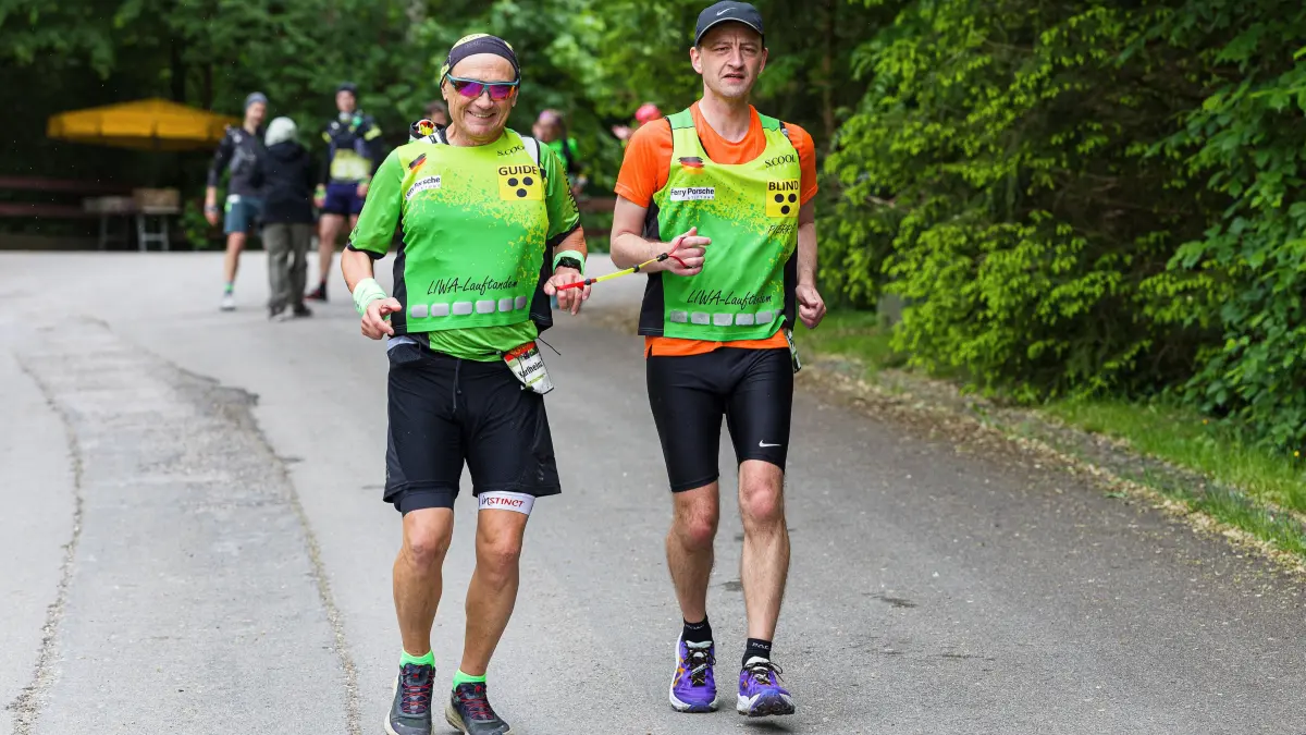 Pierre Heim und sein Tandem-Laufpartner Kalle Dravec sind über ein Seil miteinander verbunden. Gemeinsam laufen sie beim Halb-Traum in Geislingen die 60 Kilometer - und langweilen sich keine Minute.