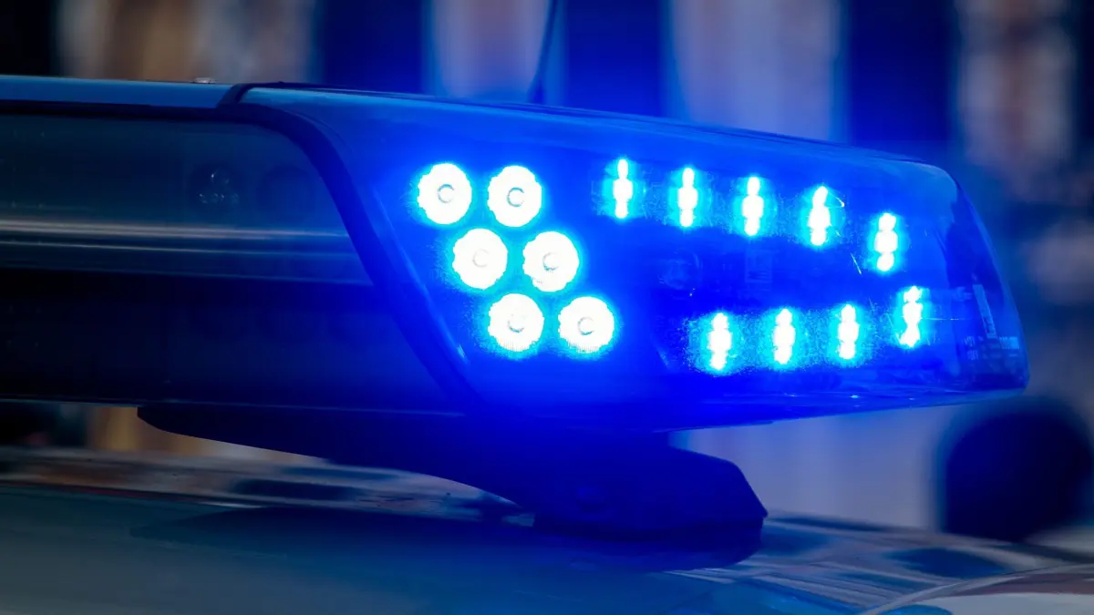 ARCHIV - 09.03.2020, Sachsen-Anhalt, Magdeburg: Ein Blaulicht der Polizei leuchtet auf. Nach dem gewaltsamen Tod eines 74 Jahre alten Mannes in Magdeburg hat die Polizei einen 26-Jährigen vorläufig festgenommen. (zu dpa: «74-Jähriger getötet - Verdächtiger sitzt in U-Haft») Foto: Klaus-Dietmar Gabbert/dpa-Zentralbild/dpa +++ dpa-Bildfunk +++
