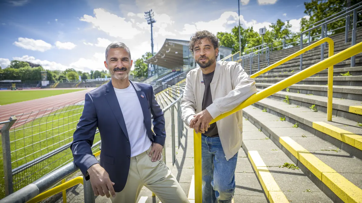 Sportdirektor Murat Isik (links) und Cheftrainer Daniel Jungwirth, der an diesem Mai-Tag beim SSV Ulm 1846 Fußball vorgestellt wurde.