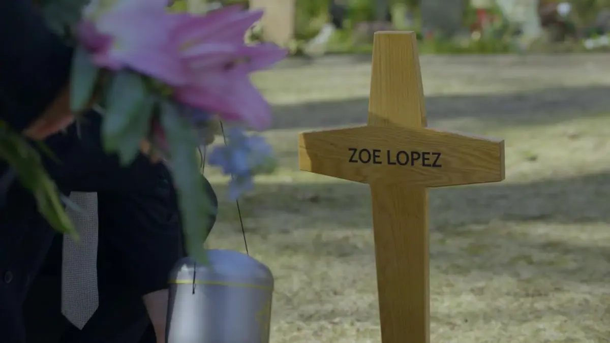 Zoe Lopez bekommt unerwarteten Besuch an ihrem Grab.