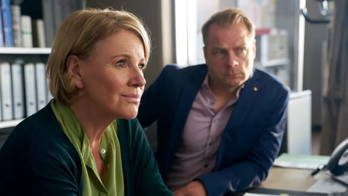 Marie Brand (Mariele Millowitsch) und Jürgen Simmel (Hinnerk Schönemann) befragen einen der Bauarbeiter.