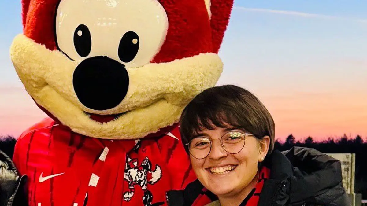 Larissa Stark, Pastoralreferentin im Seelsorgeteam St. Luzius Hechingen, mit dem SC-Freiburg-Füchsle.