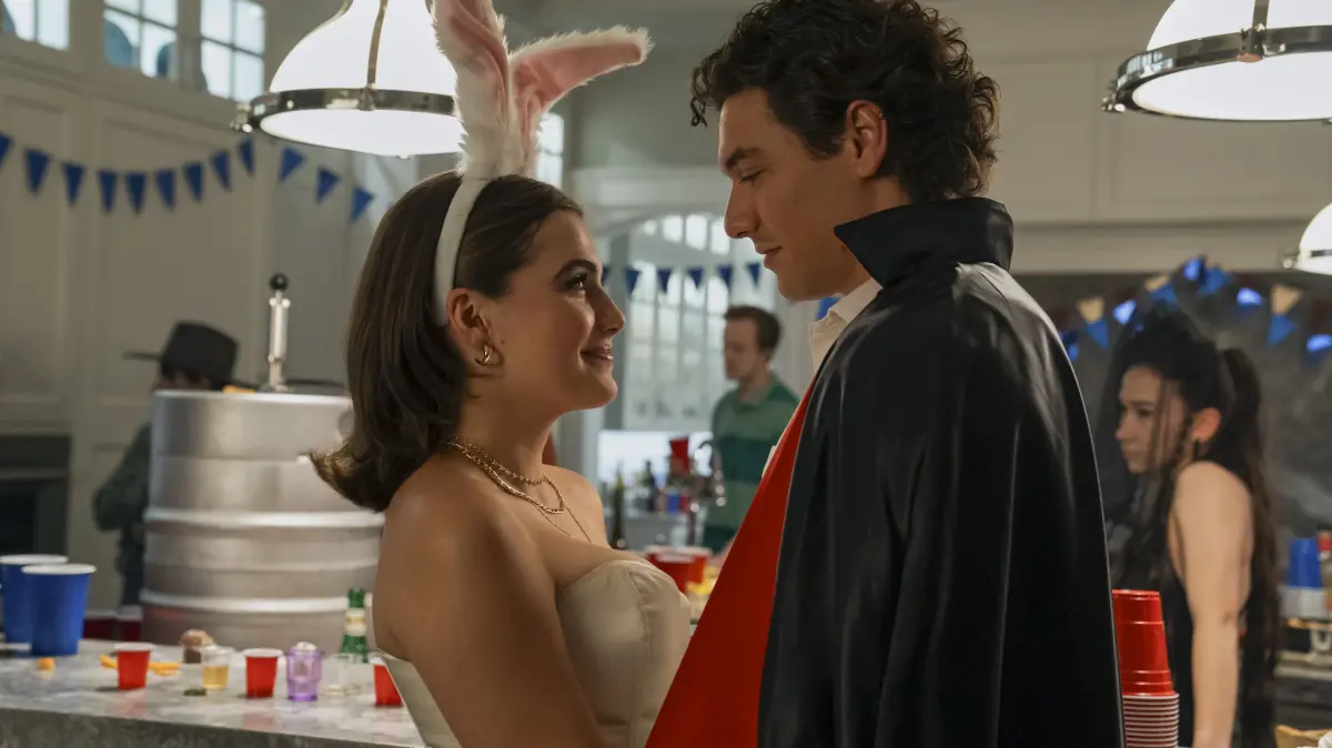 Hannah Wells (Ella Bright) and Garrett Graham (Belmont Cameli) in "Off Campus".