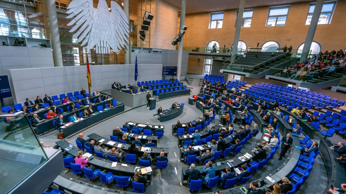 Bundestag: 07.05.2026, Berlin: Blick in den Plenarsaal, wo die Parlamentarier die Debatte im Bundestag verfolgen.
Die Abgeordneten des Bundestags arbeiten sehr viel, oft außerhalb des Plenarsaals. (zu dpa: «Koalition sucht Zeitpunkt für Verzicht auf Diätenerhöhung») Foto: Michael Kappeler/dpa +++ dpa-Bildfunk +++