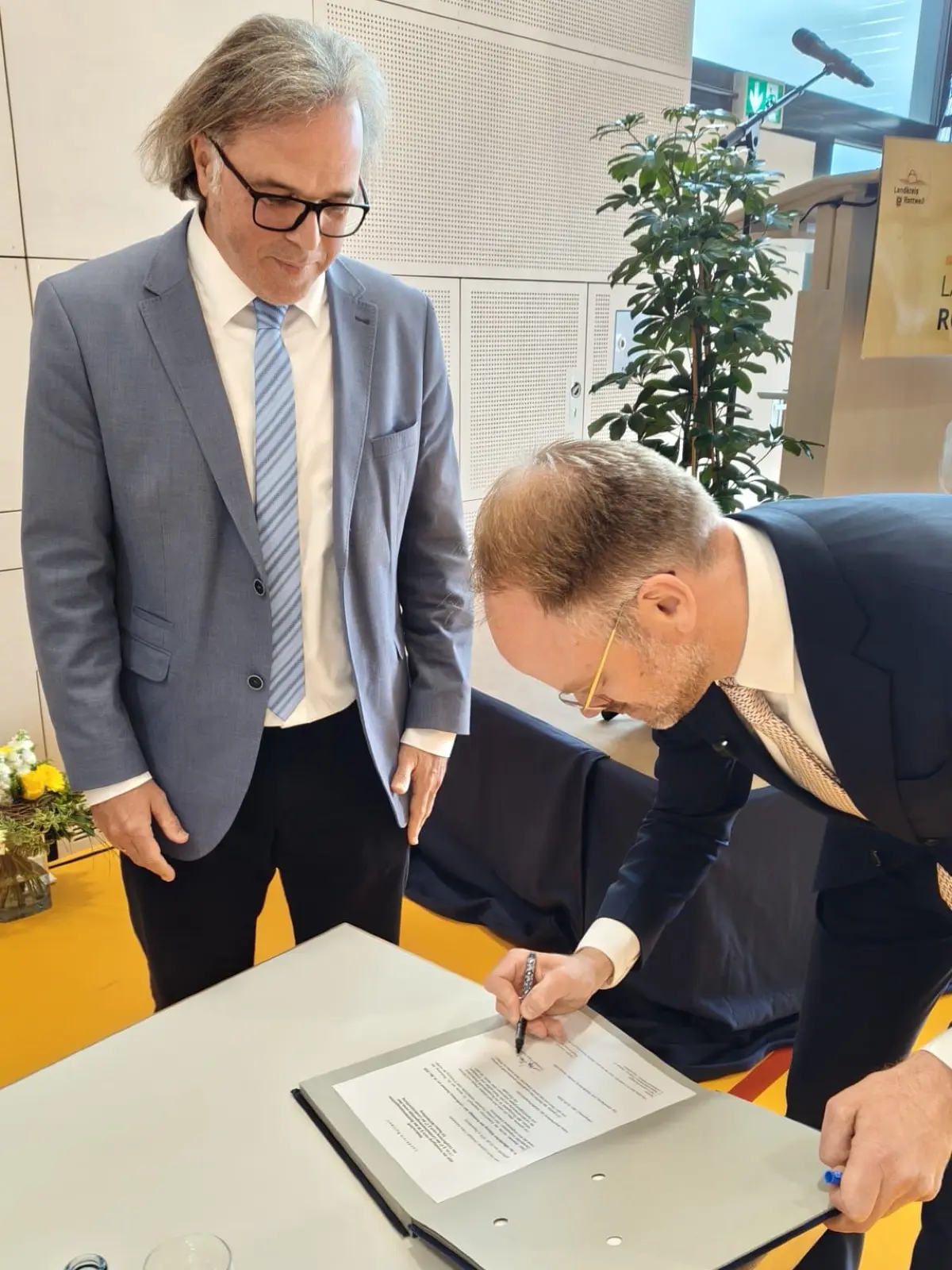 Regierungspräsident Carsten Gabert (links) vereidigte den neuen Rottweiler Landrat Christoph Keckeisen ins Amt.