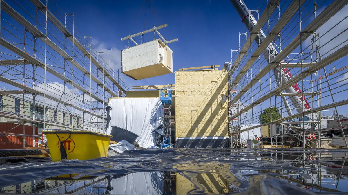Hunderte Wohn-Module von Müllerblaustein werden in der Rommelkaserne aufgebaut