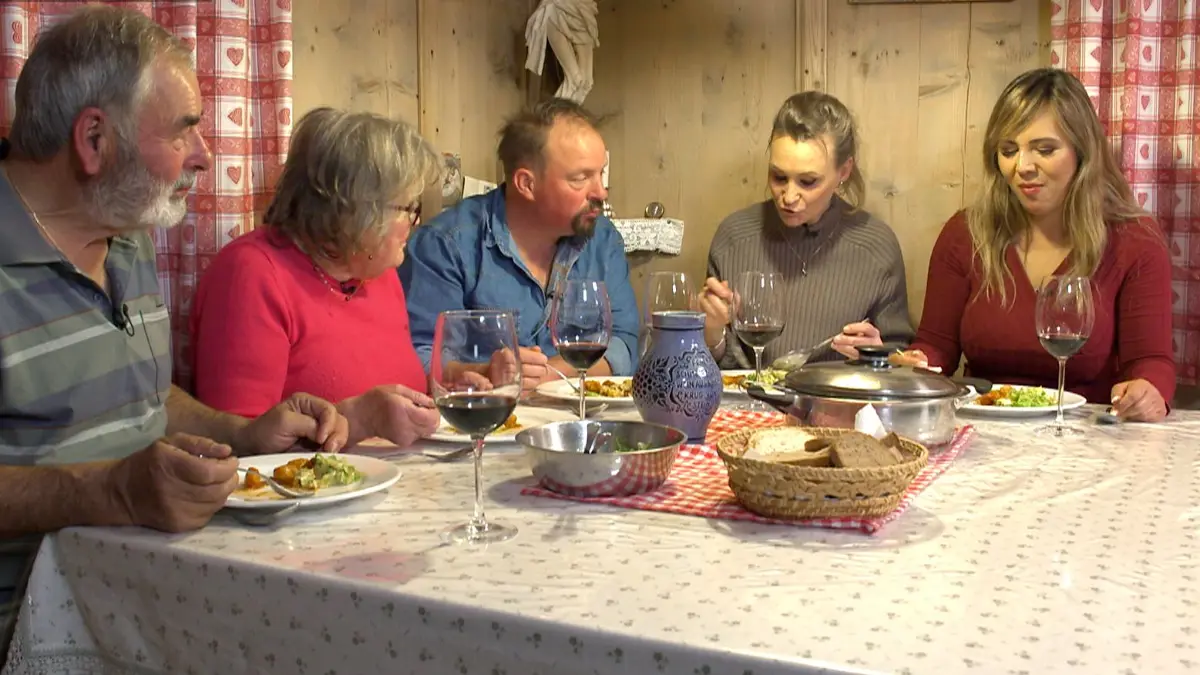 In der achten Staffel von „Bauer sucht Frau International“ suchen neue Bäuerinnen und Bauern nach der großen Liebe.