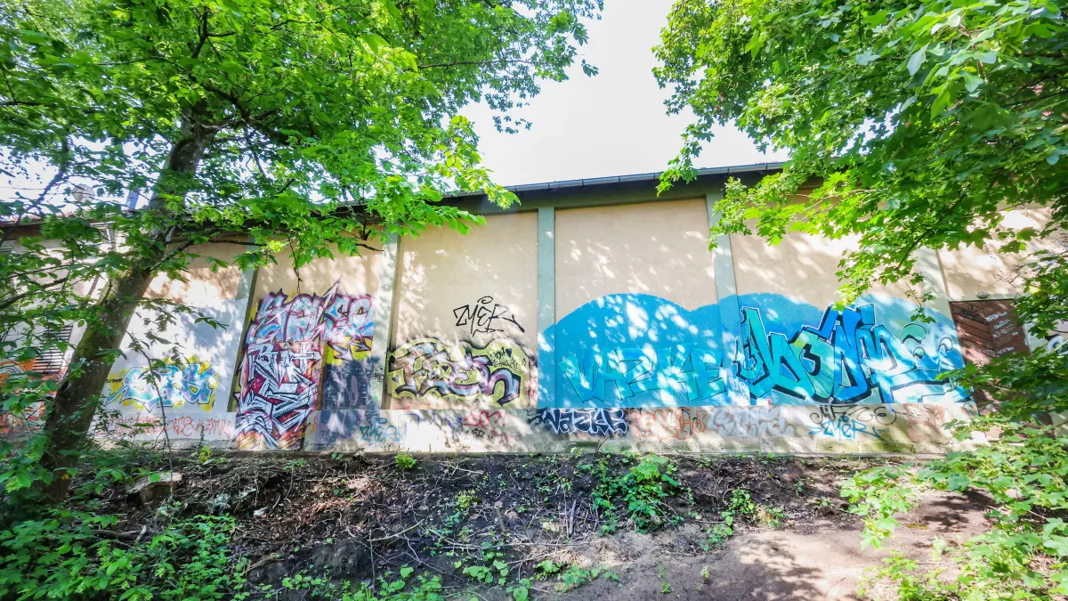 Graffiti an der Fassade Gloria Kino im Lindach in Schwäbisch Hall - Künstler wollen die Ostfassade beim Urban-Art-Projekt / Diversity Jam 2026 künstlerisch gestalten. Die Stadt lehnt das allerdings ab.