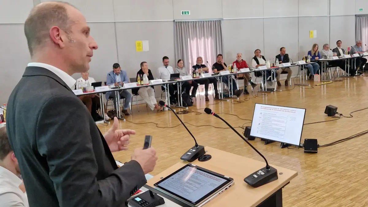 Robert Orsag von der Beraterfirma Curacon erläutert im Kreistag deutliche Verbesserungen im wirtschaftlichen Zielbild, die aber durch die Krankenhausreform zum Teil wieder zunichtegemacht werden könnten.