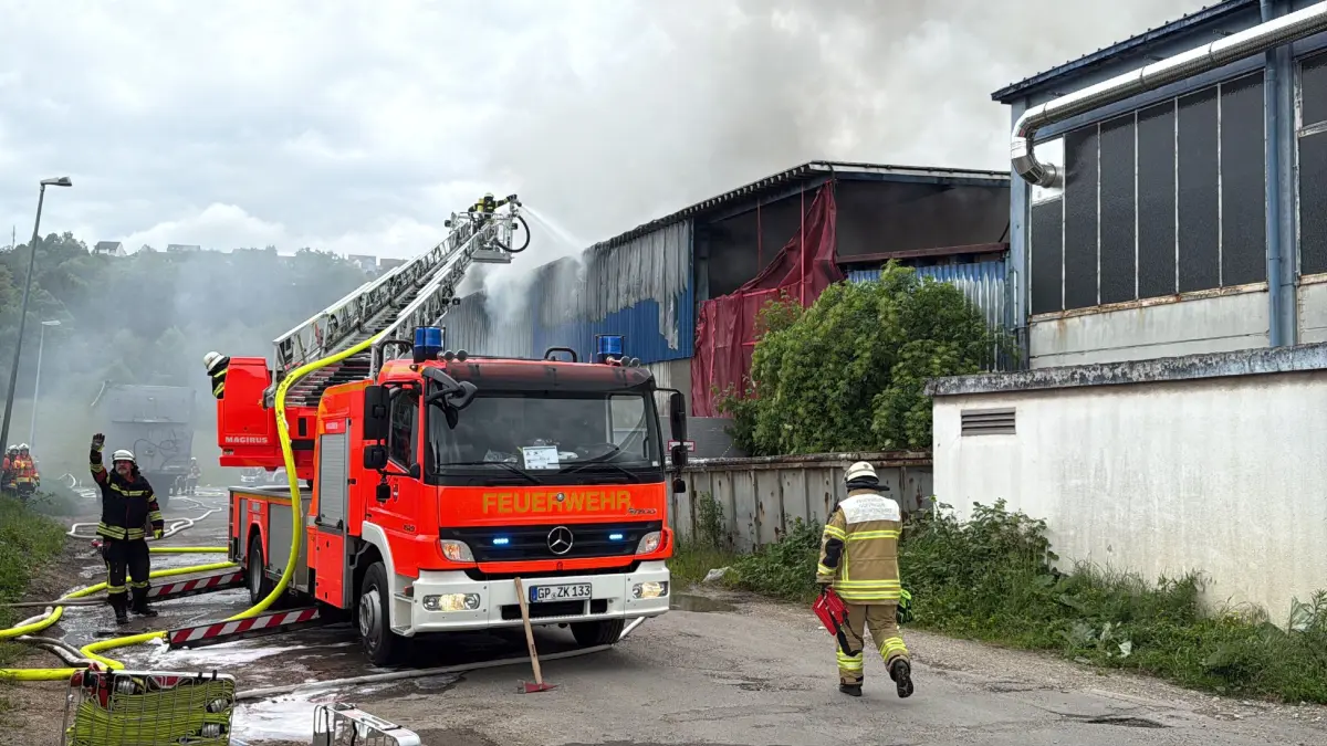 Ebersbach: Brand eines Recycling Betriebes: Aktuell Brand eines Recycling Betriebes. Feuerwehr mit Grossaufgebot vor Ort. Info folgt