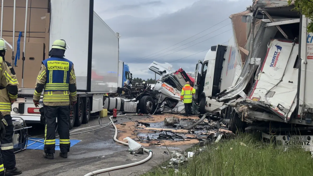 Auf der A6 zwischen Lichtenau und Ansbach knallte am Mittwochmorgen (20.05.2026) ein Lastwagen auf einen auf dem Standstreifen stehenden Lkw. Bei dem Unfall kam ein 53-jähriger Rumäne ums Leben. Der zweite Fahrer aus dem stehenden Lastwagen wurde leicht bis mittelschwer verletzt. Weshalb der vordere Lkw auf dem Standstreifen stand, war zunächst unklar. Auch, wieso der zweite Lastwagen ungebremst auf den ersten auffuhr, ist Gegenstand der Ermittlungen. Die Autobahn musste komplett gesperrt werden. Foto: NEWS5 / Kevin Weddig Weitere Informationen... https://www.news5.de/news/news/read/41916