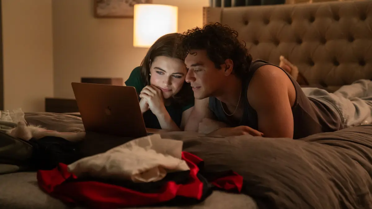 In der ersten Staffel von „Off Campus“ stehen (oder liegen) Hannah (Ella Bright) und Garrett (Belmont Cameli) im Fokus.