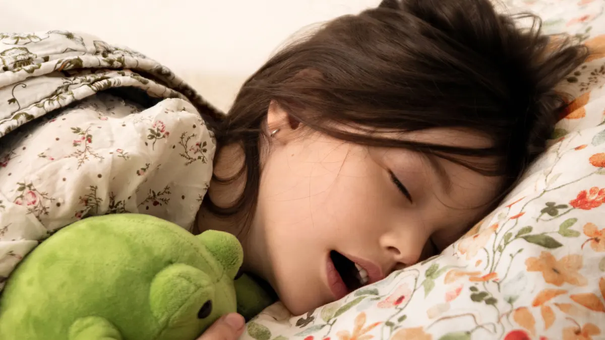 Kid girl sleeping in bed with plush frog toy. on floral pillow: Kid girl sleeping in bed with plush frog toy. on floral pillow Saint Petersburg, Saint Petersburg, Russia R_YFCG26041006-1995714-01 ,model released, Symbolfoto