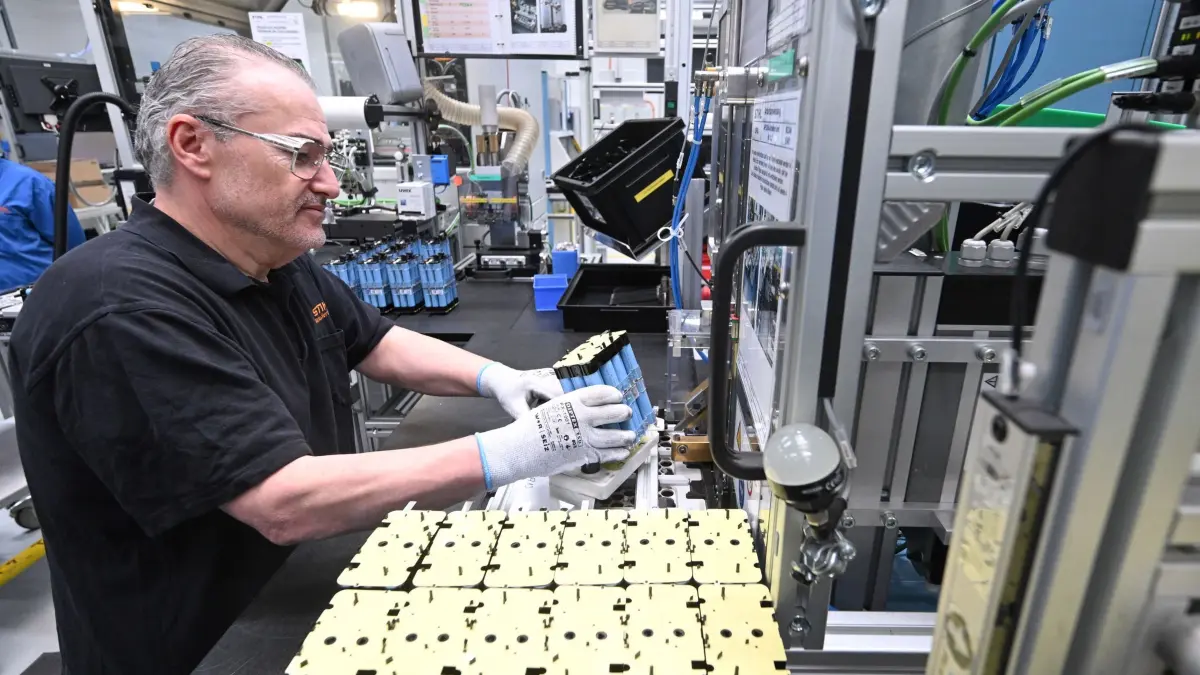 Motorsägen- und Gartengerätehersteller Stihl: 20.05.2026, Baden-Württemberg, Waiblingen: Ein Mitarbeiter des Motorsägenherstellers Stihl fertigt in einem Werk Akkus. Im Rahmen der Bilanz-Pressekonferenz wurden die Geschäftszahlen des vergangenen Jahres präsentiert. Foto: Bernd Weißbrod/dpa +++ dpa-Bildfunk +++