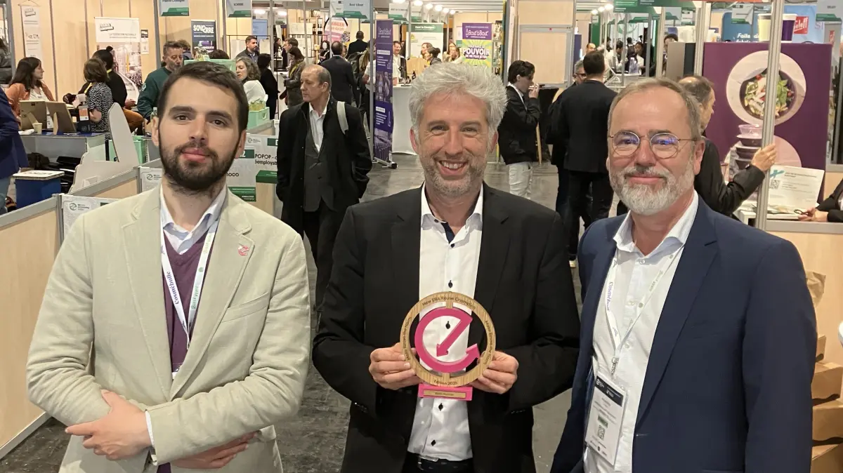 Anlage OB Boris Palmer (Mitte) mit dem „REuse Champion Award“, Generaldirektor Fernando Rodríguez- Mata (links) und Vize-Präsident Tobias Bielenstein (rechts), beide von der New European Reuse Alliance, auf der „REuse Economy Expo“ in Paris. Bild: privat