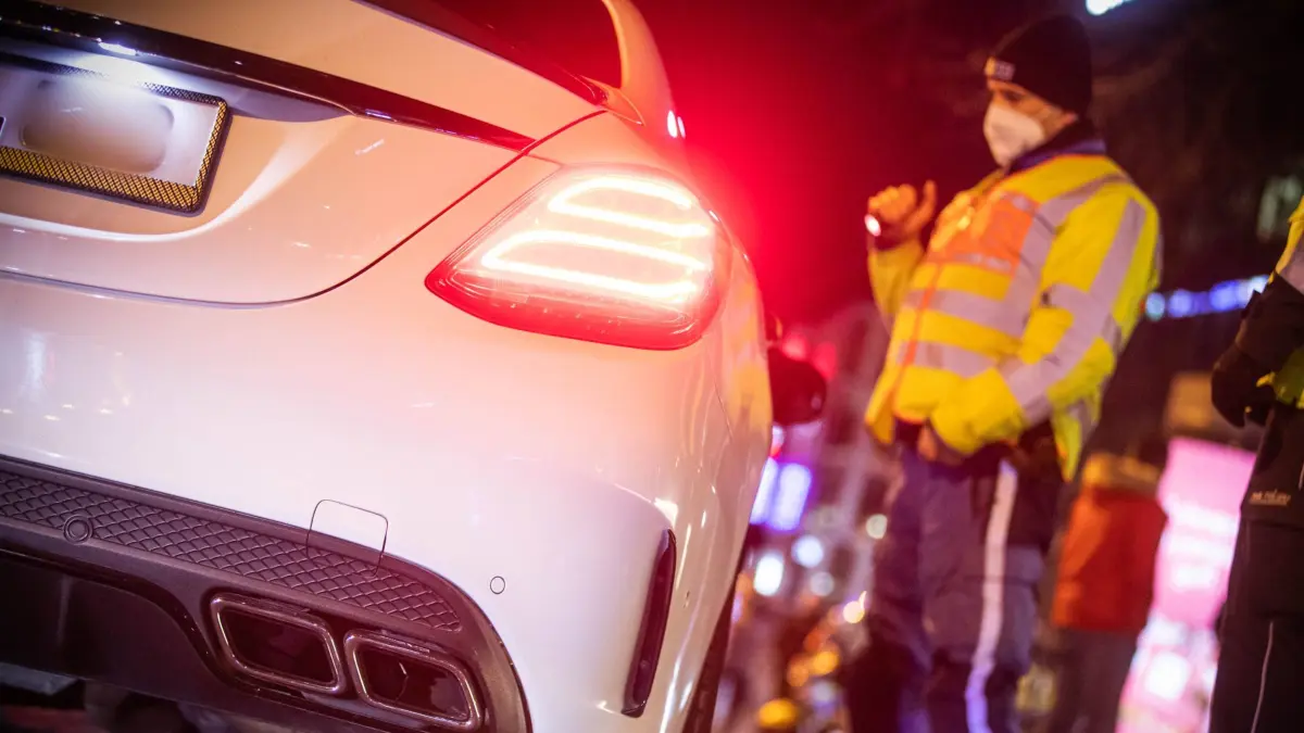Poser, Protzer, Schreier und Gehupe: Die übliche Samstagnacht-Routine auf der Theodor-Heuss-Straße für die stuttgarter Verkehrspolizei. Die Aufgabe wie jedes Wochenende: Auffällige Personen und Fahrzeuge finden und diese zu Kontrollieren, wie letzte Nacht. Und wieder war die Polizei erfolgreich, stoppte dutzende Autofahrer, die entweder nicht verkehrsgerecht gefahren sind oder die ein oder andere Sondereinrichtung am Fahrzeug verändert oder angepasst haben und das illegal. Mehrere Fahrzeuge wurden auch stillgelegt und abgeschleppt, dutzende Verwarnungen und Bussgelder wurden ausgestellt.Baden-Württemberg, 70174 Stuttgart, Deutschland Fotograf: 7aktuell.de/ Adomat 7aID:27343
