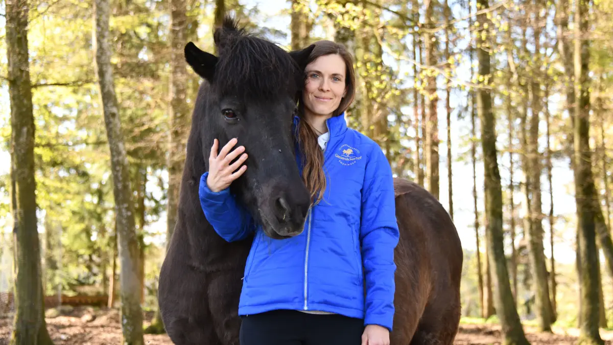 Mareike Bonz und Kaldi. Der Wallach ist seit vielen Jahren an ihrer Seite und unterstützt sie als Co-Therapeut.